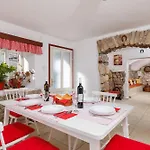 House Bozica With Sauna And Pool Nyaraló