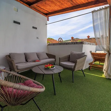 House Bozica With Sauna And Pool Nyaraló